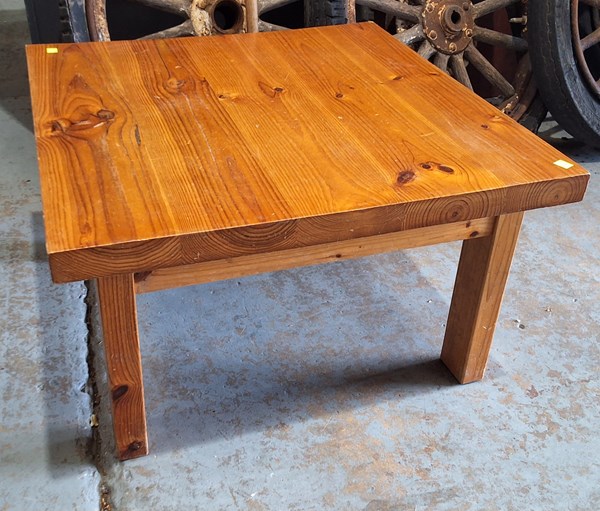 Lot 300 - LAMP TABLE