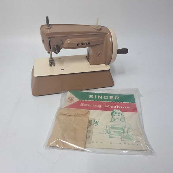 Lot 1202 - TOY SEWING MACHINE