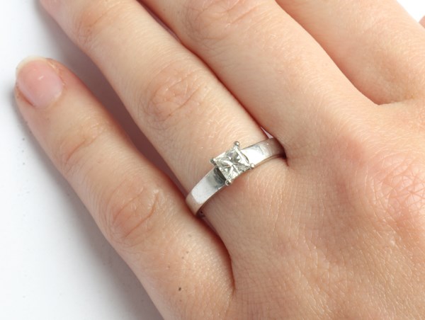 Lot 1015 - DIAMOND RING