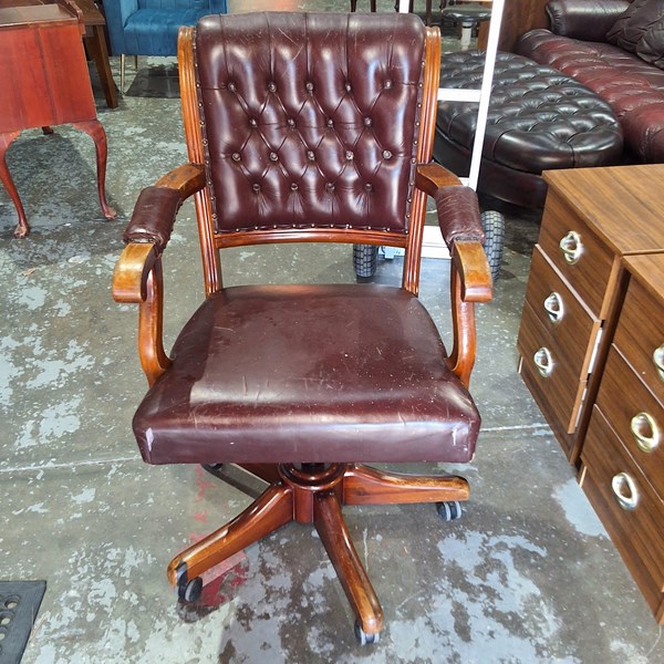 Lot 138 - DESK CHAIR