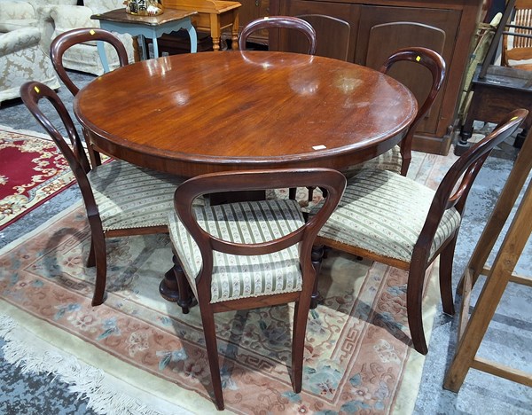 Lot 117 - DINING SUITE