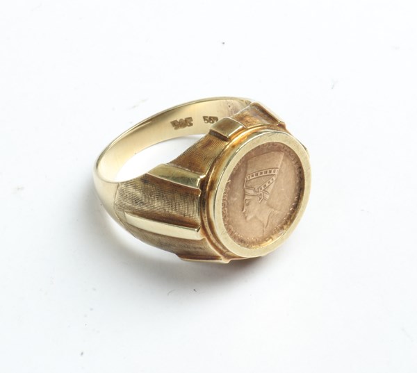 Lot 1012 - GOLD RING