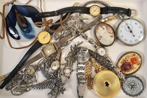 Lot 1077 - JEWELLERY