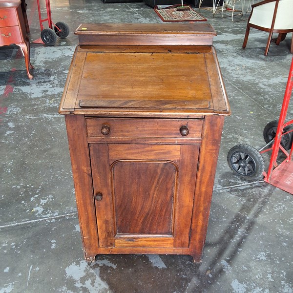 Lot 197 - WASH STAND