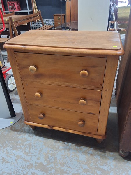 Lot 5 - CHEST OF DRAWERS