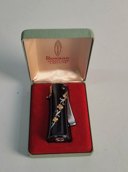 Lot 1034 - LADIES' LIGHTER
