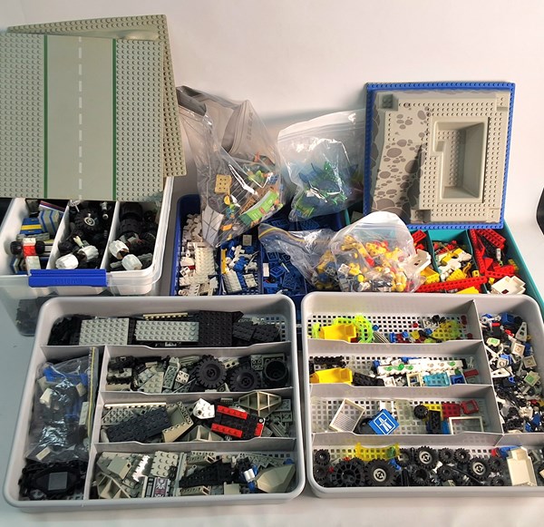 Lot 1440 - ASSORTED LEGO