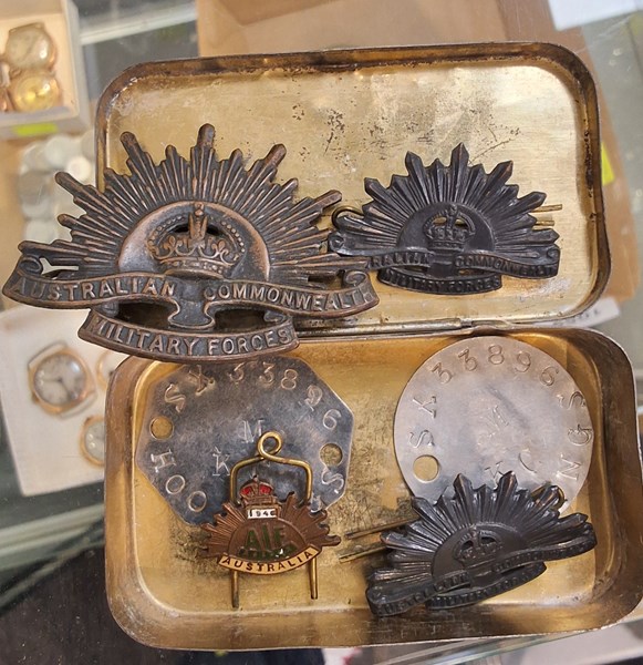 Lot 1058 - BADGES
