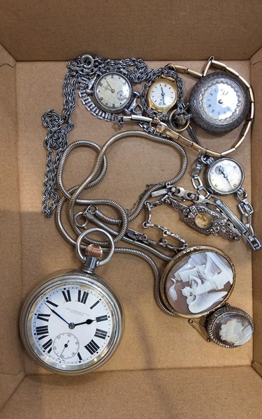 Lot 1041 - JEWELLERY