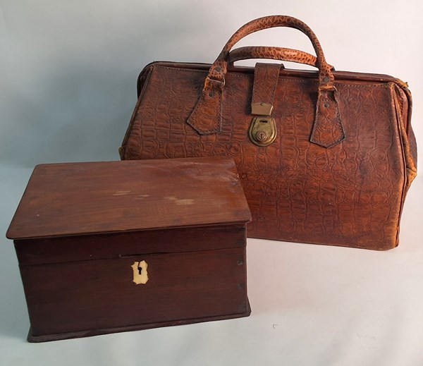 Lot 1271 - KIT BAG & BOX