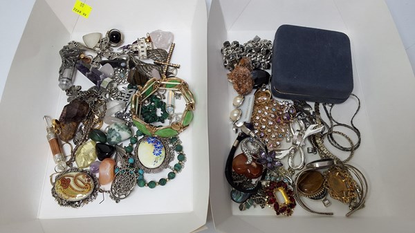Lot 1073 - JEWELLERY