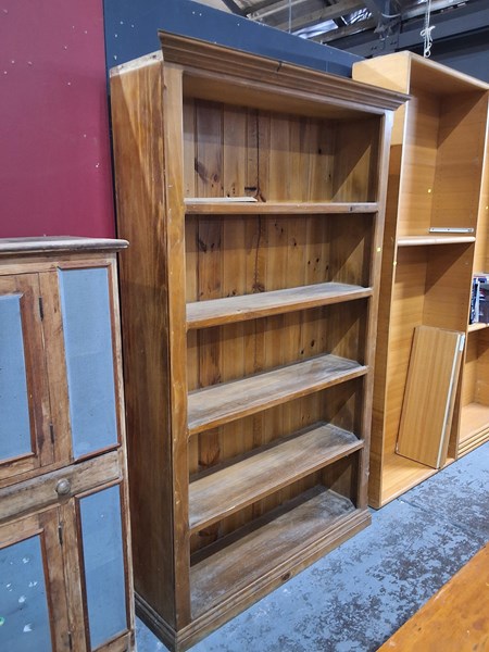 Lot 82 - BOOKSHELF