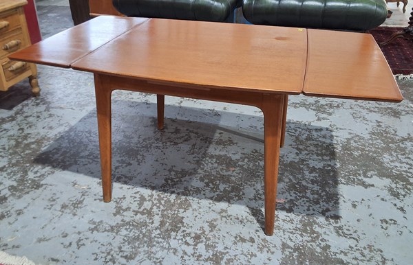 Lot 16 - NOBLETT DINING TABLE