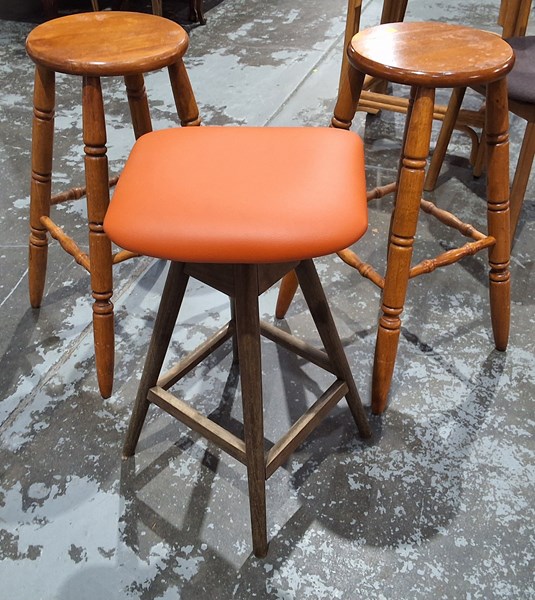 Lot 112 - STOOLS