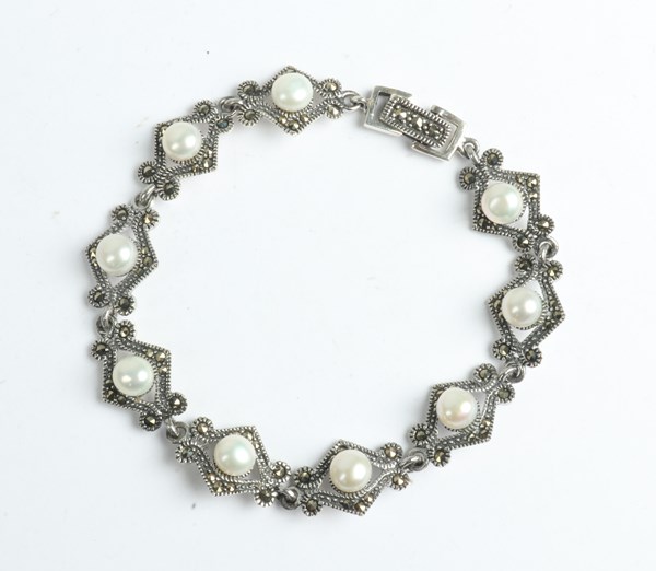 Lot 1031 - SILVER BRACELET