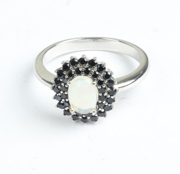 Lot 1022 - SILVER RING