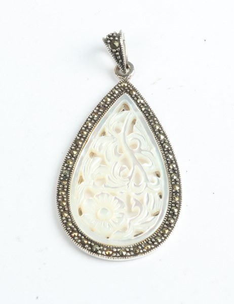 Lot 1052 - SILVER PENDANT