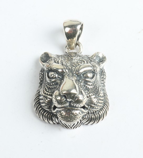 Lot 1025 - SILVER PENDANT