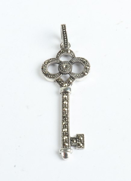 Lot 1051 - SILVER PENDANT