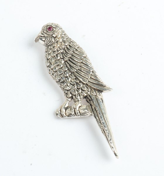 Lot 1048 - SILVER BROOCH
