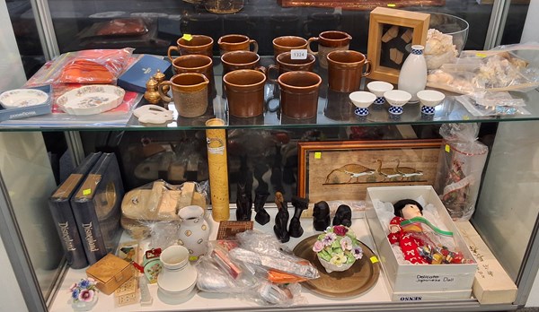 Lot 1324 - WORLDLY COLLECTABLES