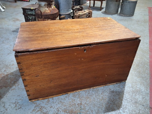 Lot 251 - VINTAGE TRUNK