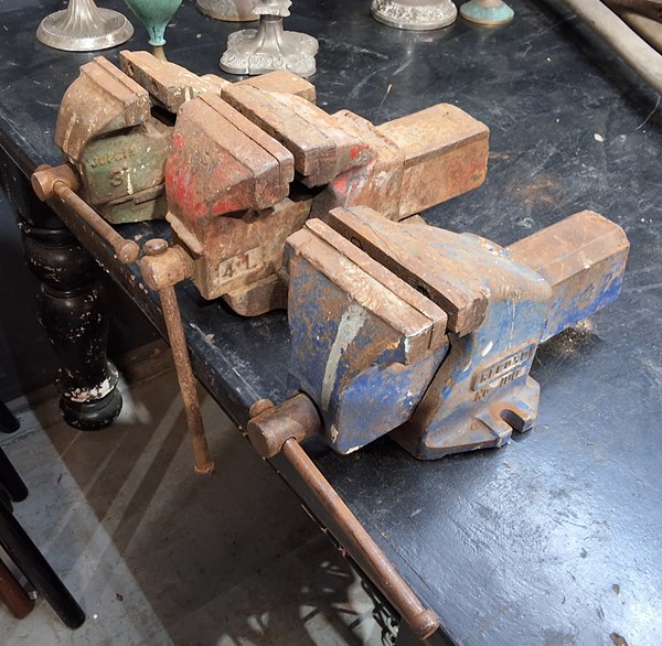 Lot 184 - BENCH VICES