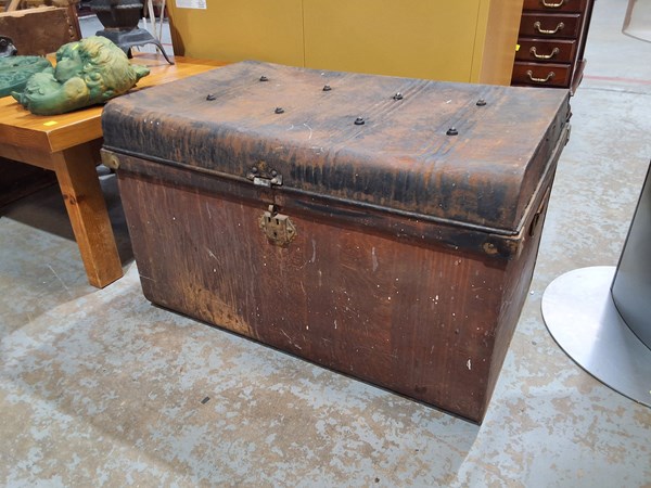 Lot 171 - VINTAGE TRUNK