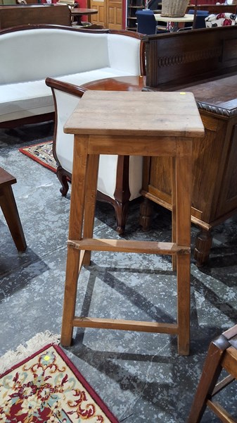 Lot 115 - STOOL
