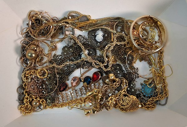 Lot 1080 - COSTUME JEWELLERY