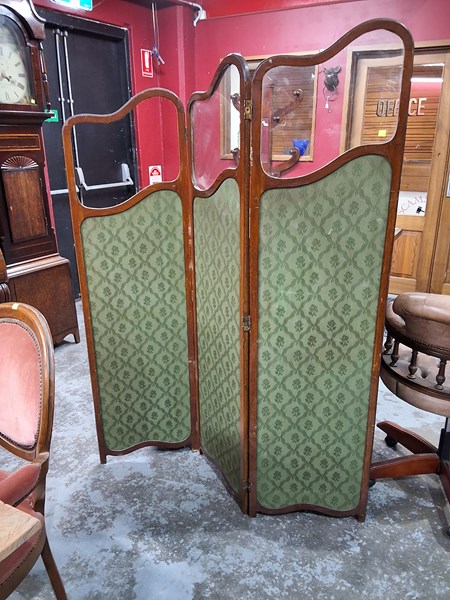 Lot 52 - DRESSING SCREEN