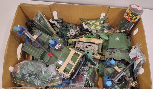Lot 1376 - ARMY TOYS