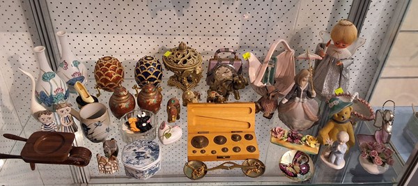 Lot 1240 - PRETTY DECOR