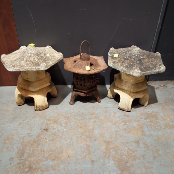 Lot 271 - GARDEN DECOR