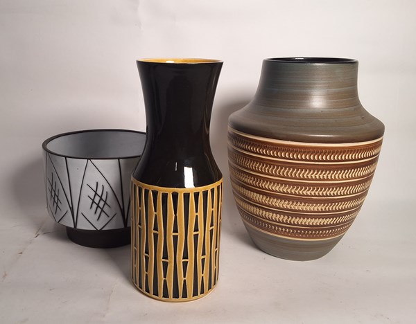 Lot 1143 - STUDIO POTTERY