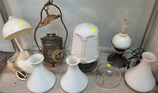 Lot 1409 - ASSORTED LIGHTING