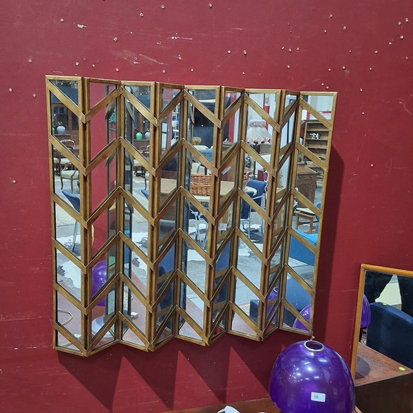 Lot 31 - MIRROR