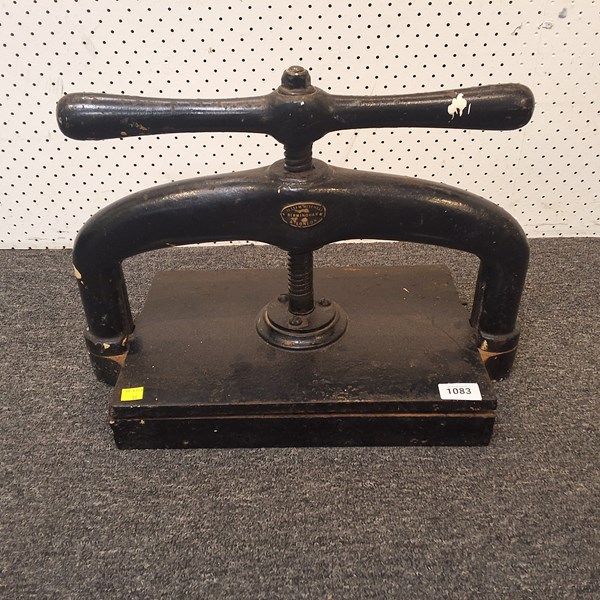 Lot 1083 - BOOK PRESS