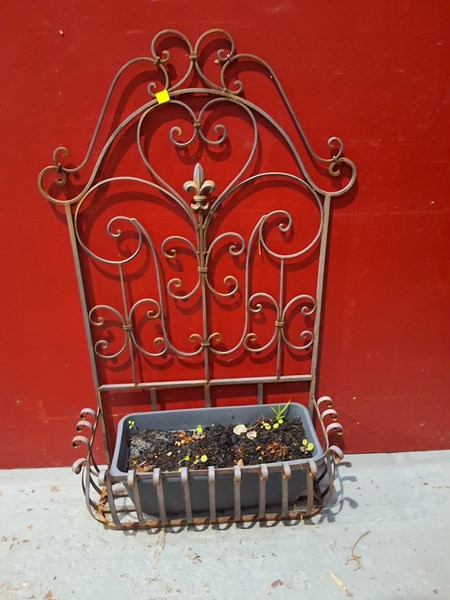 Lot 301 - WALL PLANTER