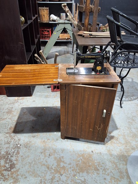 Lot 255 - SEWING MACHINE
