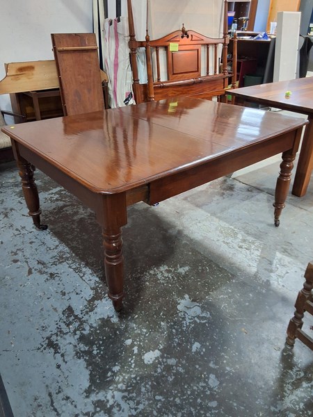 Lot 118 - DINING TABLE