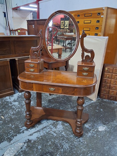 Lot 154 - DRESSING TABLE