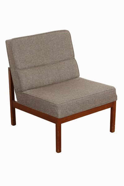 Lot 131 - LOUNGE CHAIR