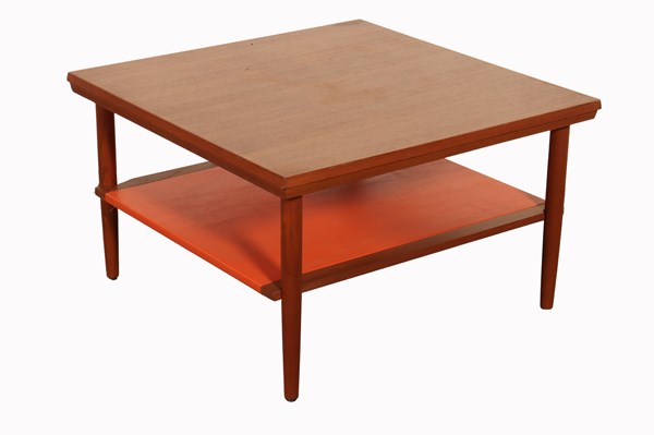 Lot 40 - LAMP TABLE