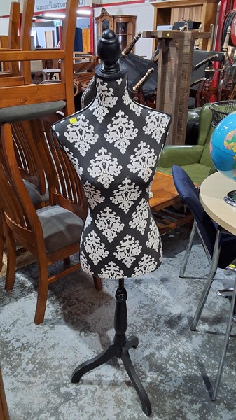 Lot 311 - DRESSMAKERS MANNEQUIN