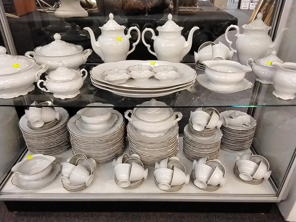 Lot 1295 - DINNER SERVICE