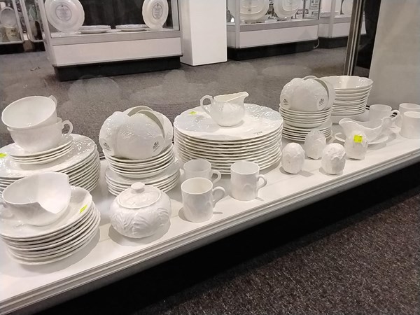 Lot 1239 - DINNER SERVICE