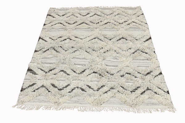 Lot 26 - WOOL RUG