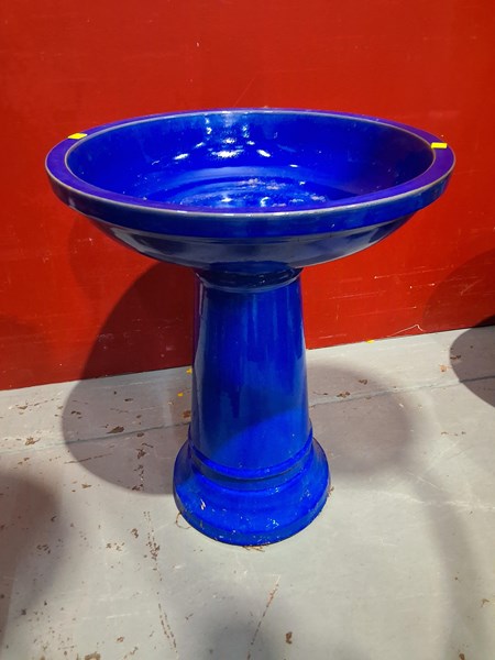 Lot 302 - BIRD BATH