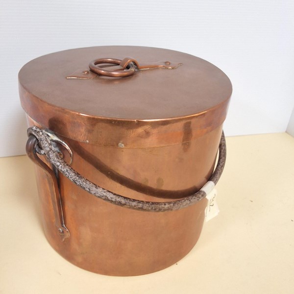 Lot 1249 - LIDDED COPPER POT